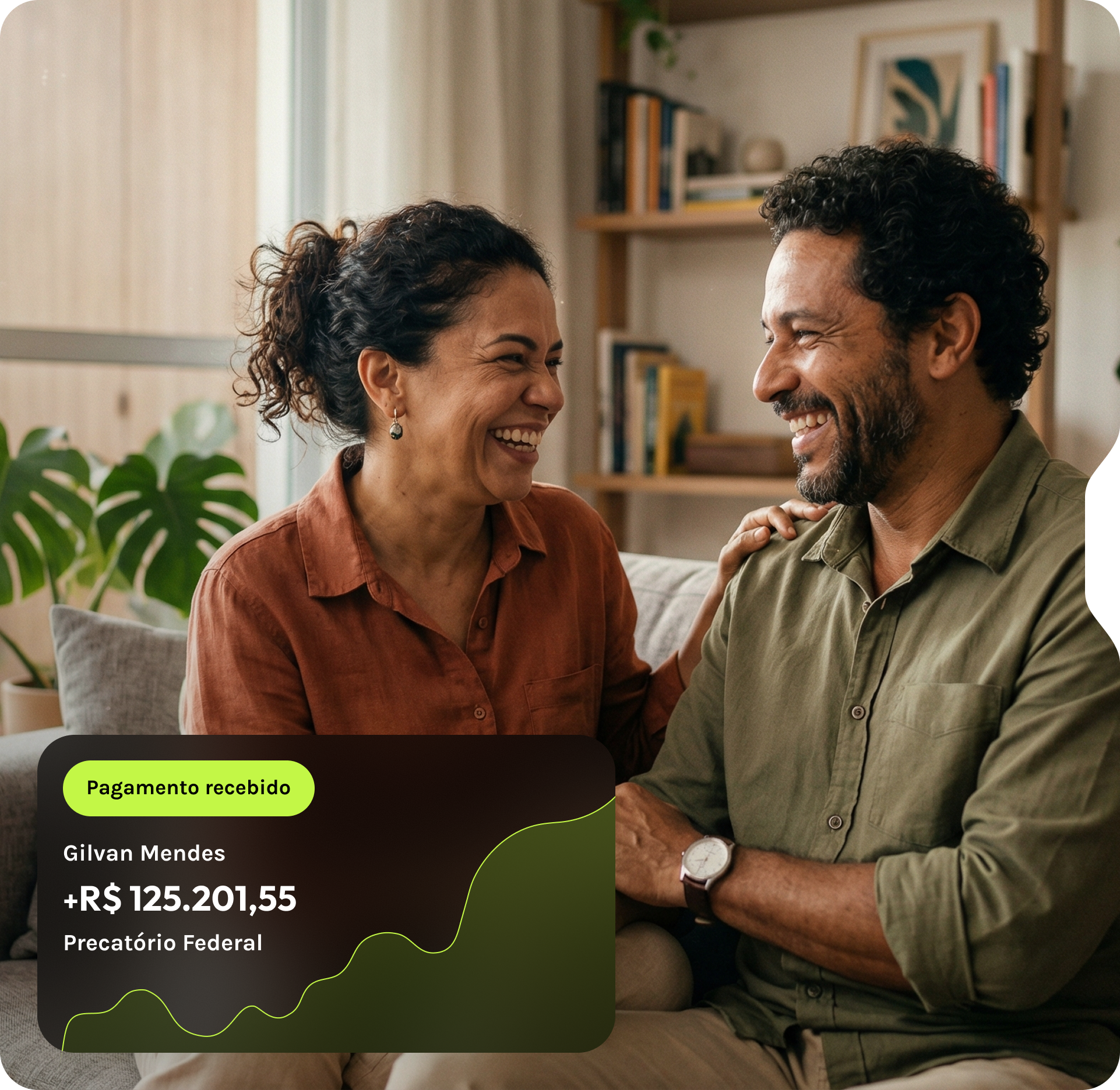 Homem e mulher sorrindo no sofá com banner de pagamento recebido
