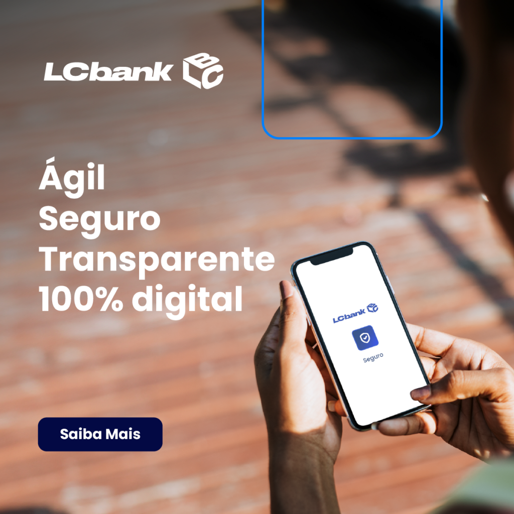 Mãos segurando smartphone com tela do LCbank, fundo de tijolos
